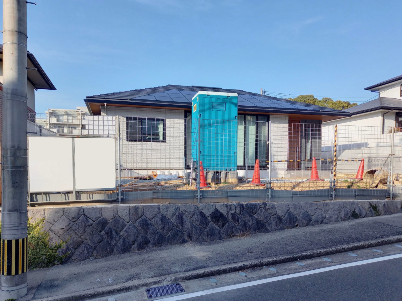 福岡市中央区の新築外構施工前の様子。傾斜のある敷地で、駐車スペースとお庭の高低差を考慮した勾配設計が必要だった現場。｜ウェルミカ