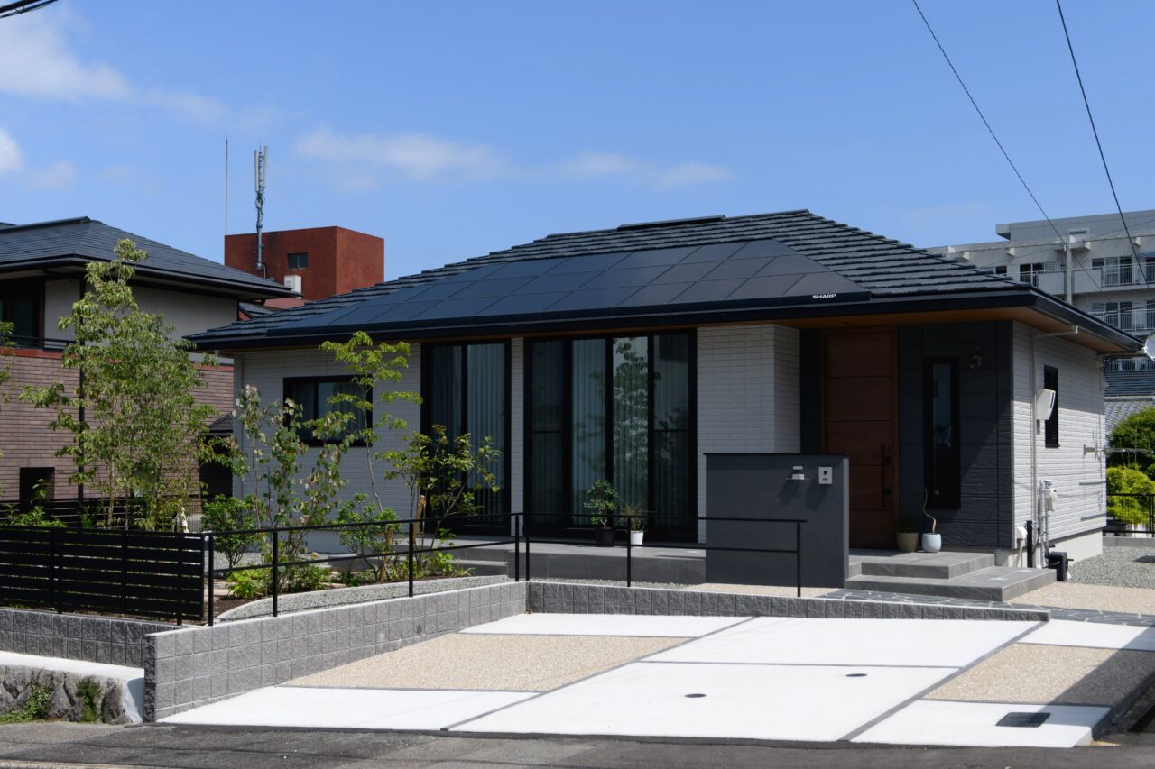 福岡市中央区で施工した新築外構の正面全景。平屋住宅に調和するナチュラルモダンな外構デザイン。段差を抑えたやさしいアプローチ。｜ウェルミカ