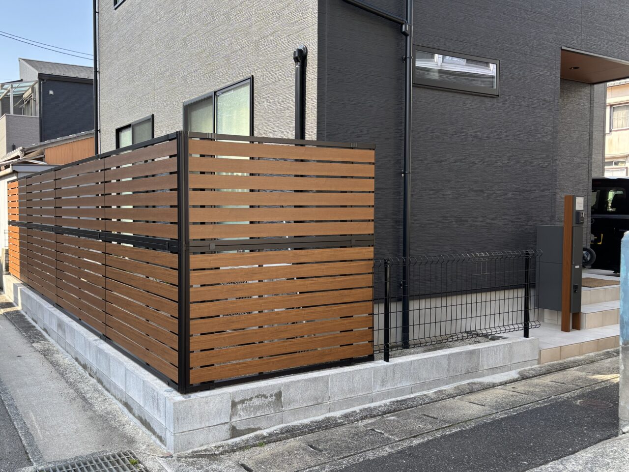 福岡市東区で施工した外構リフォーム。木調フェンスと機能門柱・軒天のカラーを統一した上質な外観デザイン｜ウェルミカ