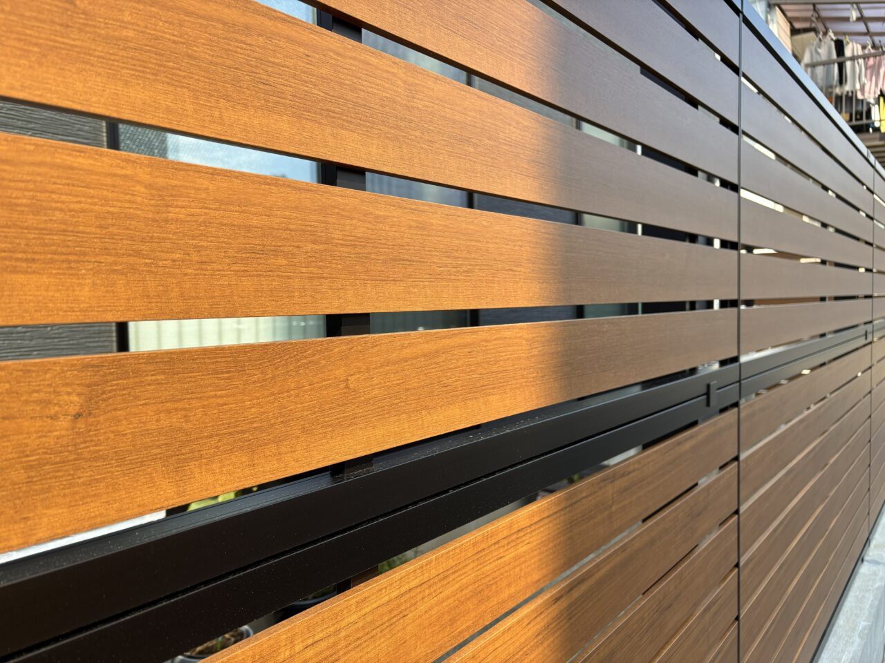 福岡市東区で施工したYKKルシアスフェンスYS2H型（キャラメルチーク×カームブラック）の質感ディテール写真｜ウェルミカ