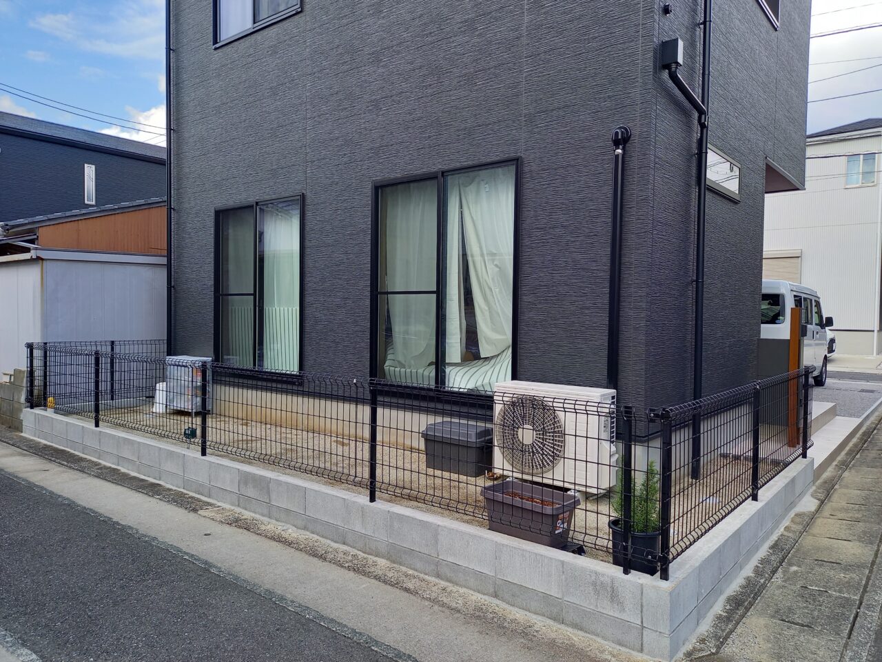 福岡市東区で外構リフォーム前の様子。メッシュフェンスのみが設置されたお庭の施工前写真｜ウェルミカ