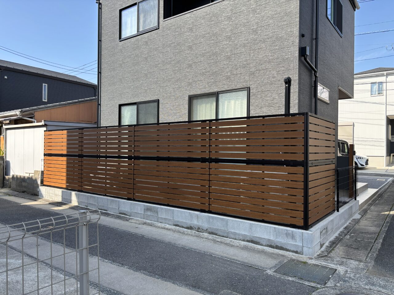 福岡市東区で施工したYKKルシアスフェンスYS2H型（キャラメルチーク×カームブラック）の外構リフォーム事例｜ウェルミカ