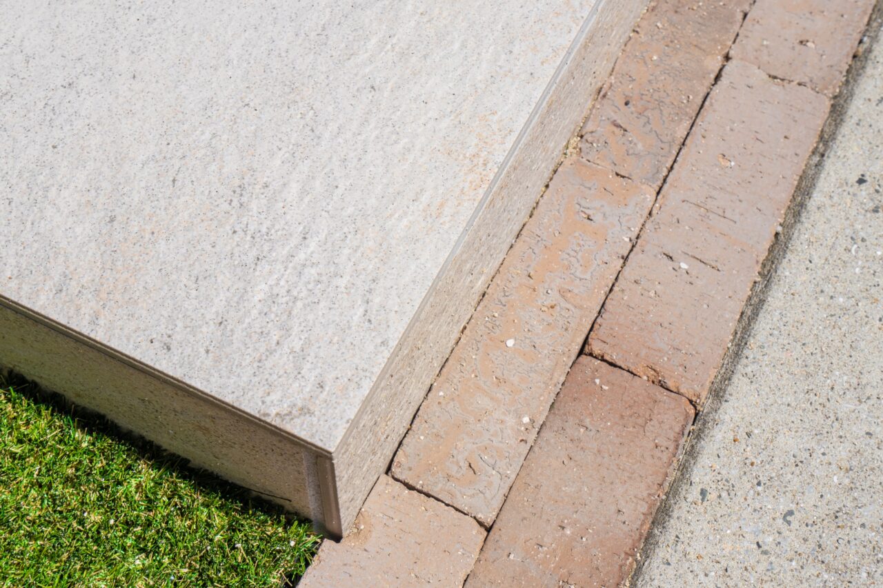 福岡県北九州市小倉南区の外構リフォームで施工した人工芝とボーダーレンガ仕上げ。年間を通して美しい緑を保ち、ナチュラルで明るいお庭を演出しています。