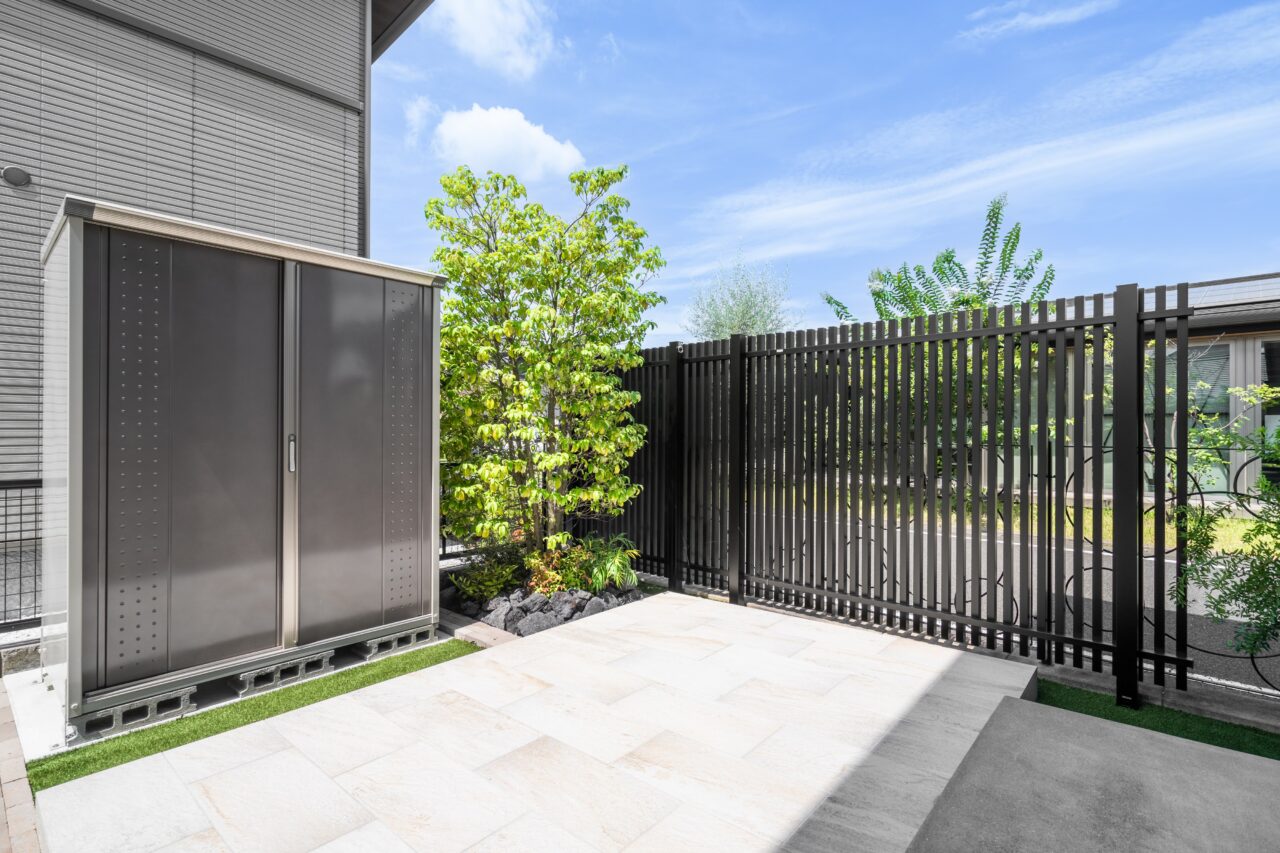 福岡県北九州市小倉南区で施工した外構リフォーム。タイルデッキと縦格子フェンス、物置、植栽を組み合わせた上質で開放感のあるお庭空間。