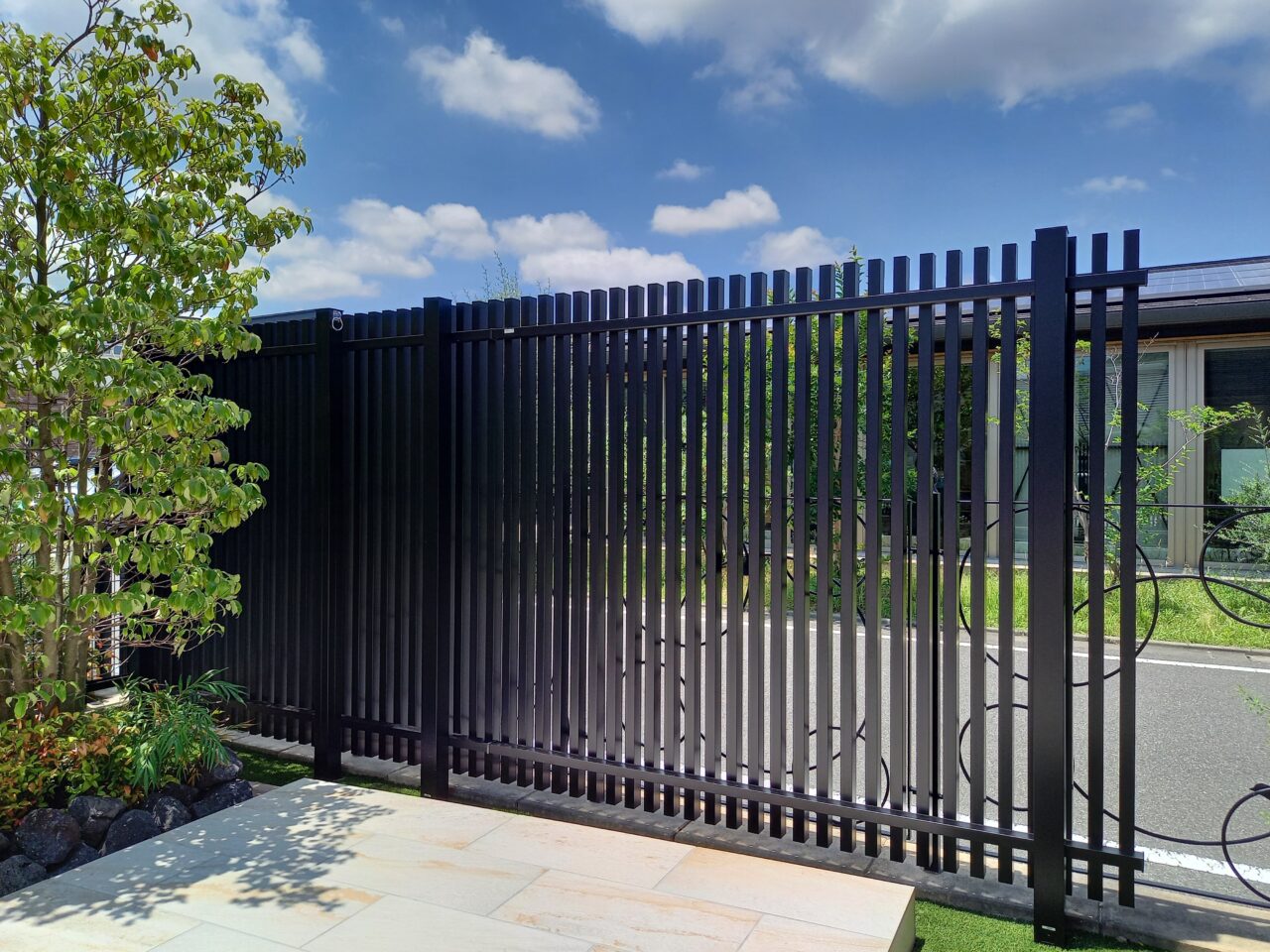 福岡県北九州市小倉南区の外構リフォームで設置した三協アルミ「エルファード」縦格子フェンス。外からの視線をやわらかく遮り、風と光を通す上質なデザイン。