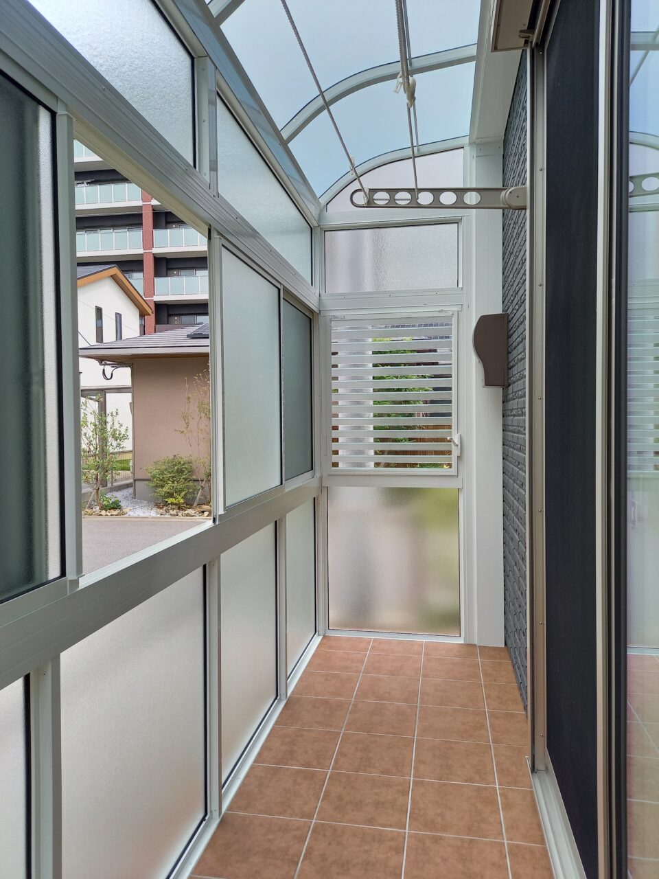 北九州市戸畑区で施工した、1.5mの通路をサンルームとして活かした外構リフォーム事例｜ウェルミカ