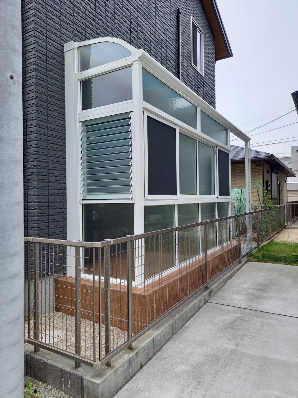 北九州市戸畑区で施工したサンルーム外観。通路スペースを活用し、暮らしに役立つ空間へと生まれ変わった外構リフォーム事例