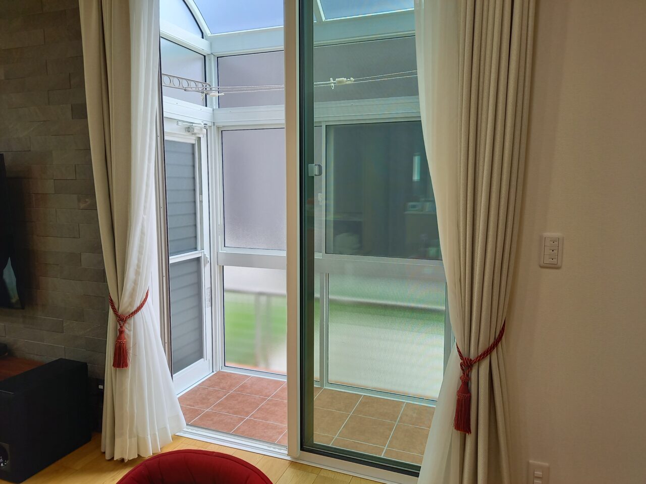 北九州市戸畑区の外構リフォームで設置したサンルーム。リビングから直接出入りできる動線と、室内とつながる使いやすさ