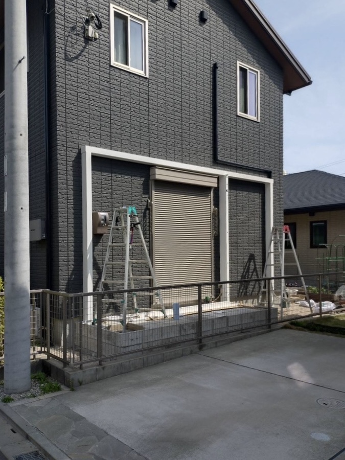 北九州市戸畑区の外構リフォームで施工した独立フレーム構造のサンルーム。長期優良住宅に配慮し、外壁に穴を開けずに設置