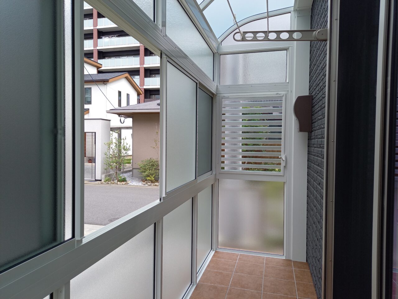 北九州市戸畑区の外構リフォームで設置した、換気に配慮したサンルーム。すりガラスと複数の開口部で風と光を取り込む設計