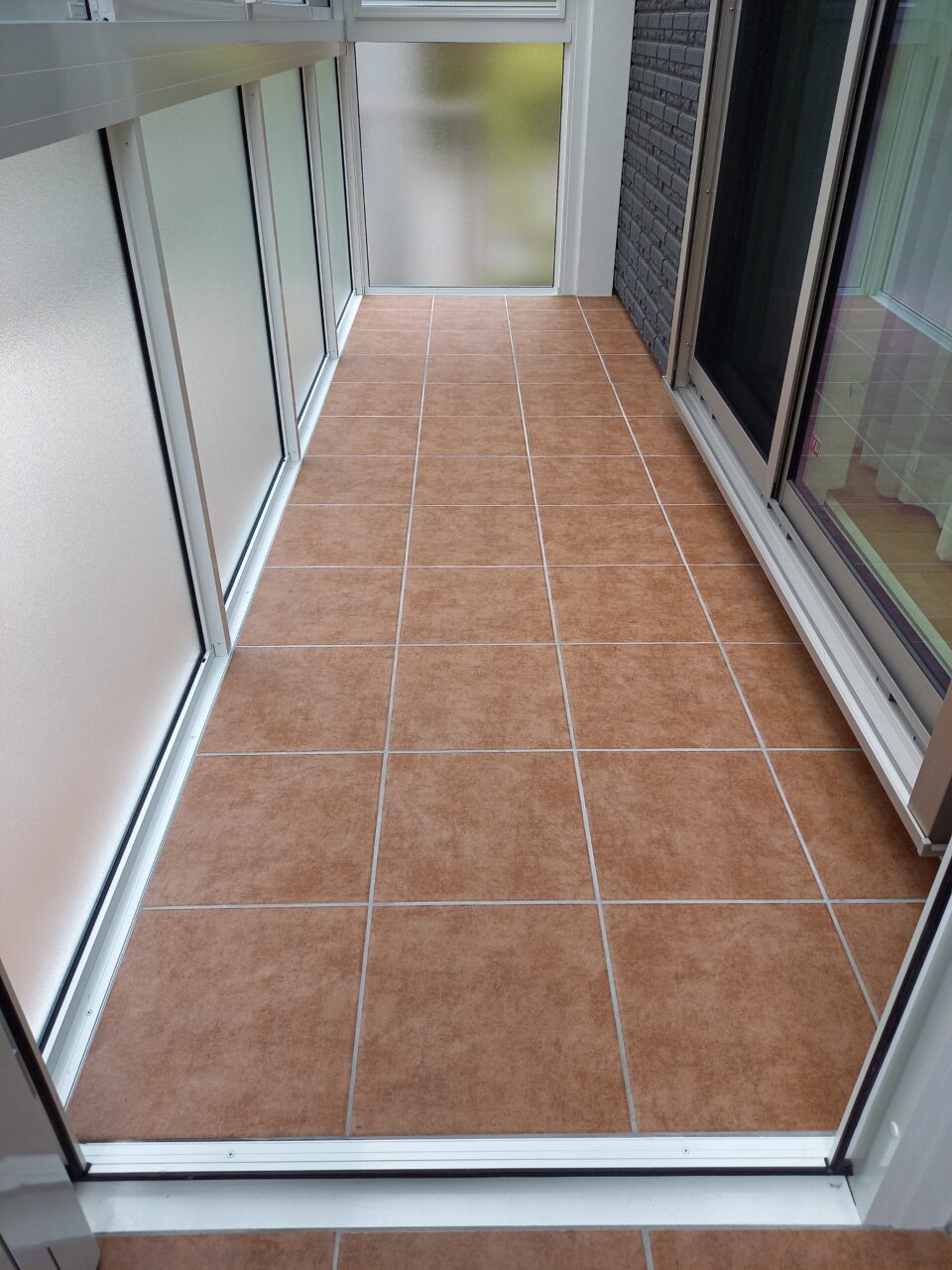 サンルーム床に採用した名古屋モザイク「シクーロⅡ R0040（粗目）」のタイルデッキ仕上げ