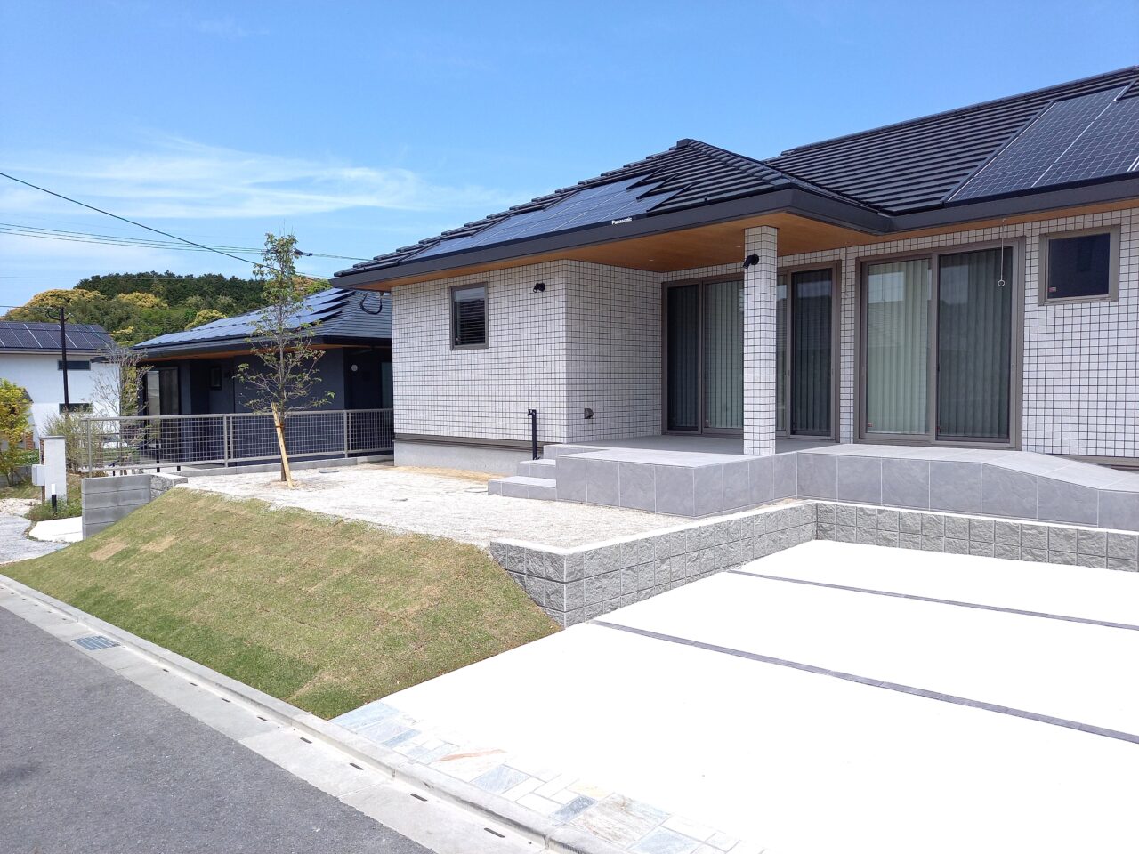 岡垣町で施工した外構リフォームの施工前写真｜法面仕上げで道路からの視線が気になっていたお庭の様子｜ウェルミカ