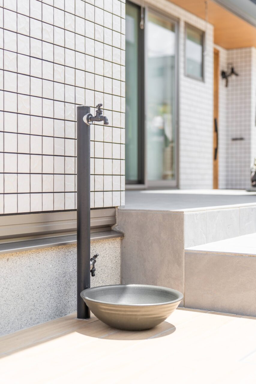 岡垣町で施工した外構リフォームの立水栓写真｜東洋工業『ウォータービューマルコ』と陶器パン『グローリー』を組み合わせたモダンなデザイン｜ウェルミカ