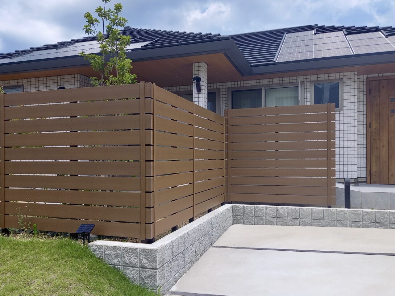 岡垣町で施工した外構リフォームの人工木フェンス写真｜グローベン『プラドone』ウォルナットブラウンのやわらかな質感が建物と調和｜ウェルミカ