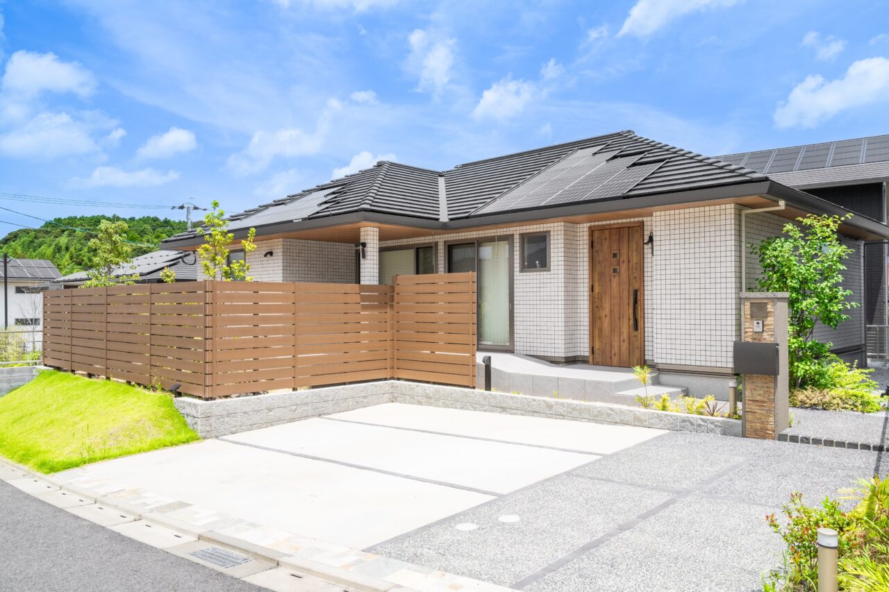岡垣町で施工した外構リフォームのプラン全景写真｜人工木フェンスと植栽が調和するナチュラルモダンの外構デザイン｜ウェルミカ