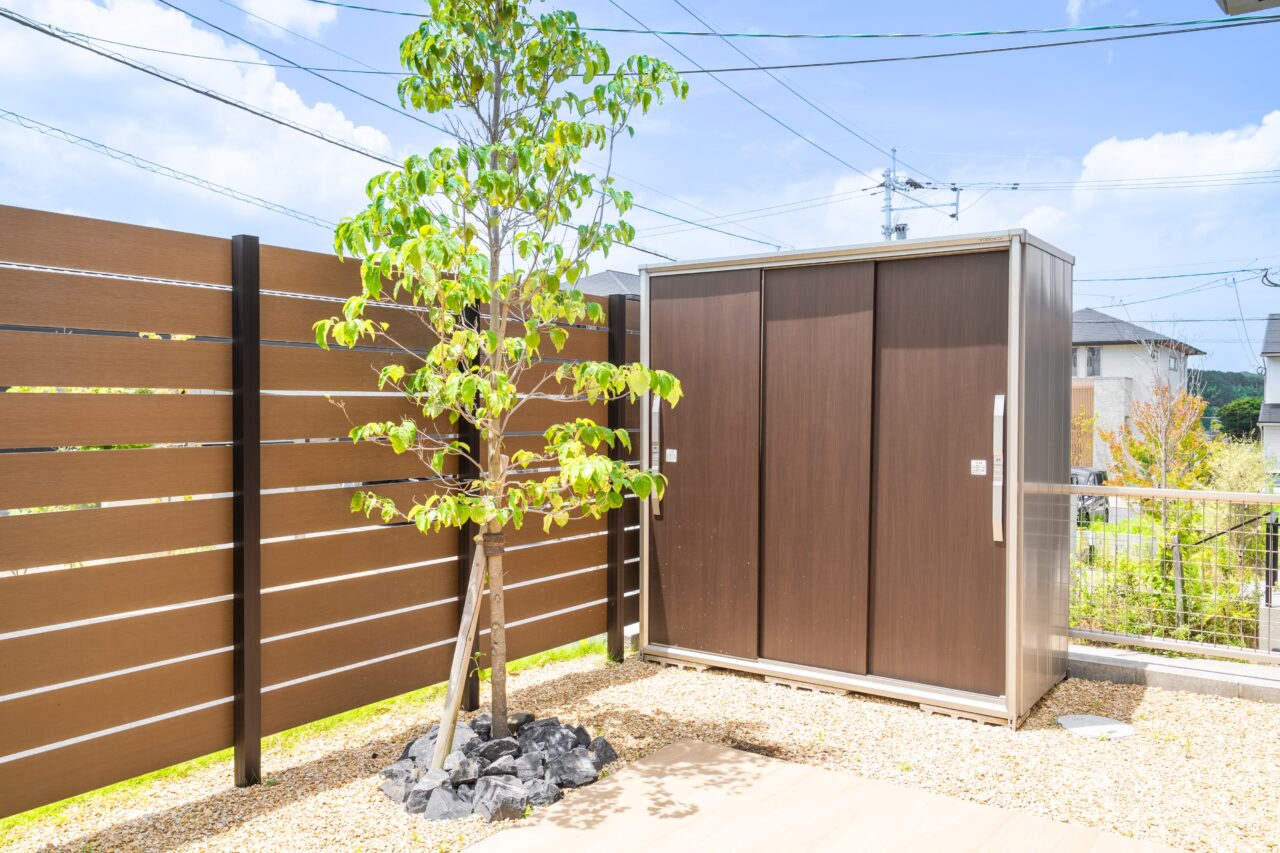 岡垣町で施工した外構リフォームの物置写真｜ヨドコウ『エスモ』をフェンスと同系色でまとめ統一感を演出｜ウェルミカ