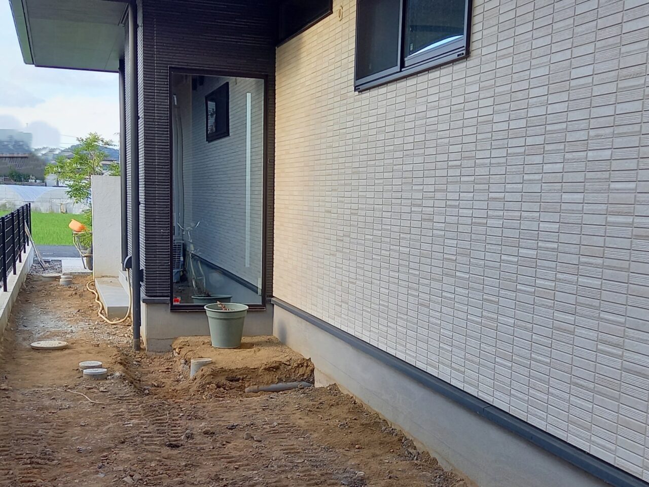 北九州市小倉南区の外構リフォーム施工前の坪庭スペース｜土の状態のピクチャーウィンドウ前の景色