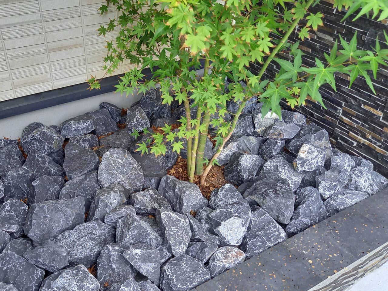 北九州市小倉南区の外構リフォームで施工したブラックの栗石と坪庭の足元デザイン