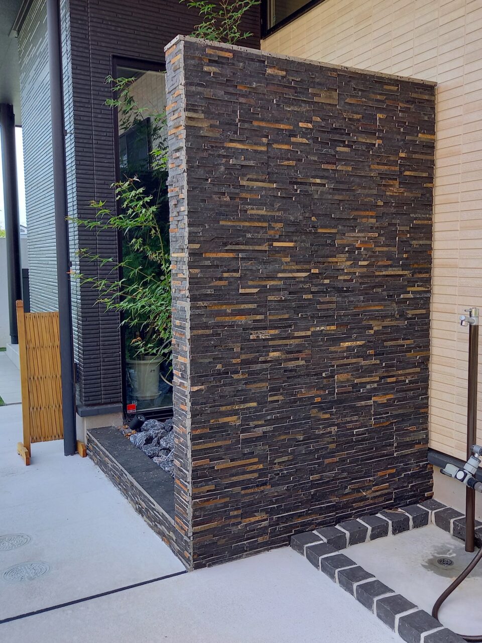 北九州市小倉南区の外構リフォームで施工した天然石の笠木と造作塀のディテール｜ピクチャーウィンドウの背景となるデザイン