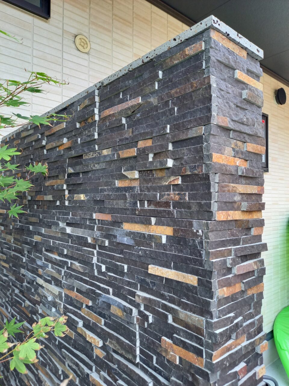 天然石の質感が際立つ造作塀のディテール｜北九州市小倉南区の外構リフォーム