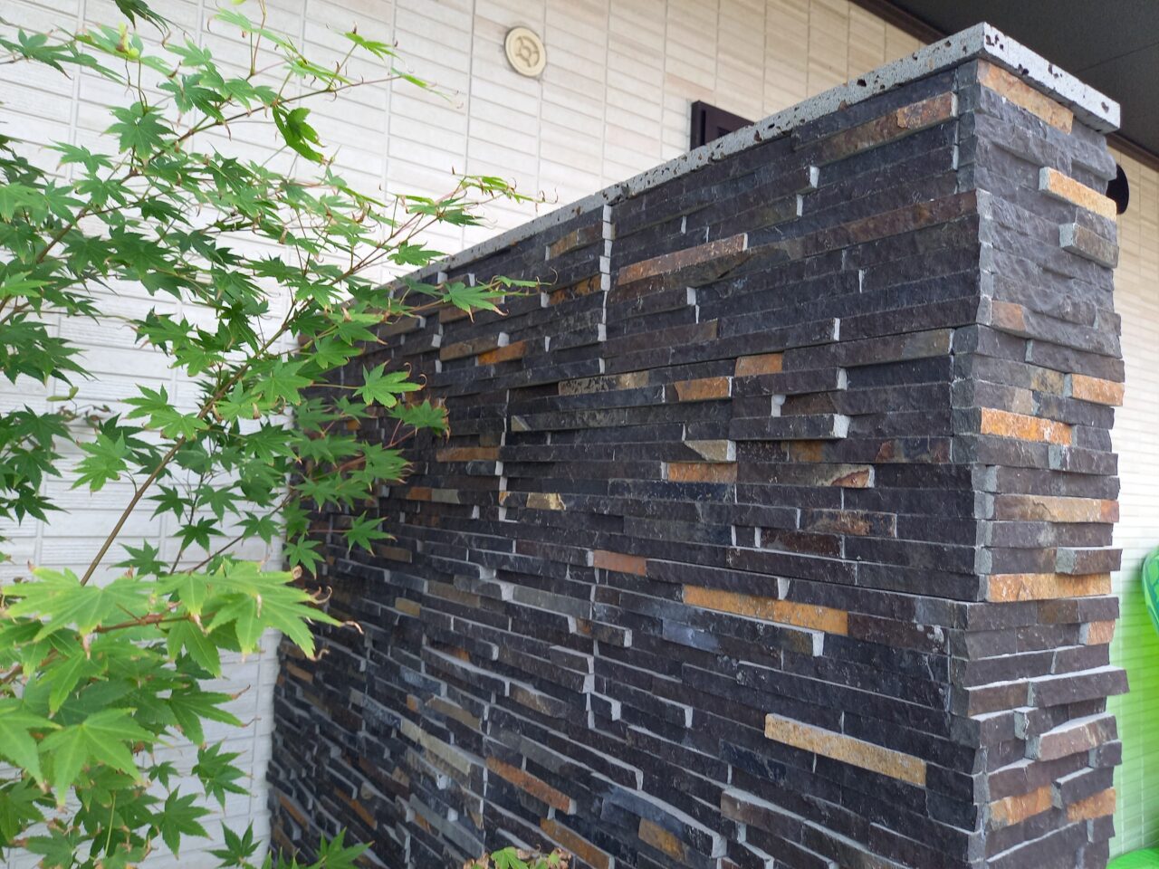 北九州市小倉南区の外構リフォームで施工した天然石張りの造作塀と坪庭のデザイン