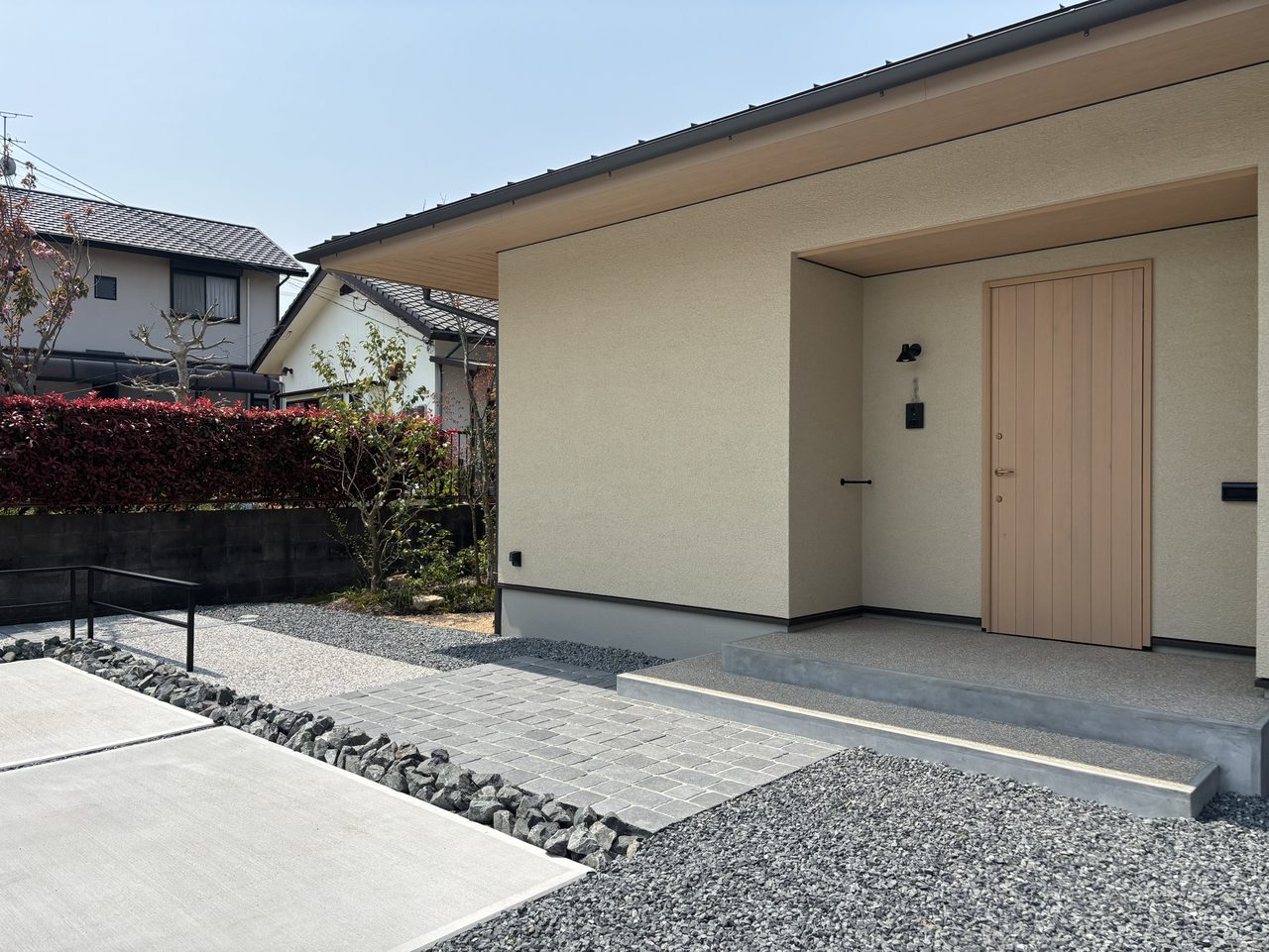 福岡県北九州市の新築外構事例。和モダンな建物と美しく調和する、天然石と洗い出し仕上げを組み合わせた上質なアプローチ空間。